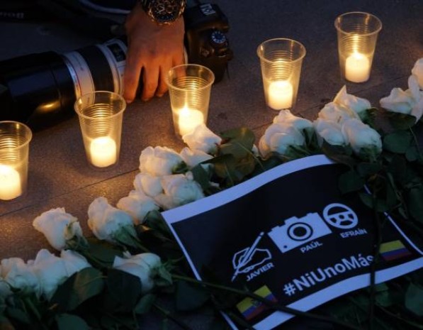 Homenaje a los tres miembros del equipo periodístico del diario ecuatoriano El Comercio secuestrados y asesinados por alias Guacho en la frontera con Colombia. Foto: El País