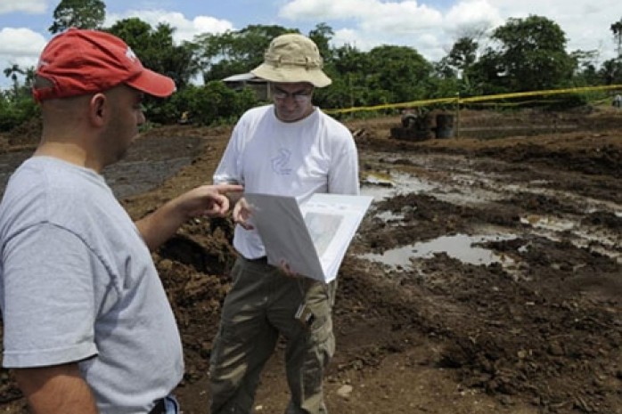 James Craig (der.) en la zona en litigio junto a su colega Paul Briz (izq.). | AFP