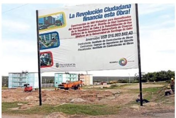 El gobierno usa en Cuba, los mismos carteles con los que anuncia las obras que ejecuta en Ecuador.