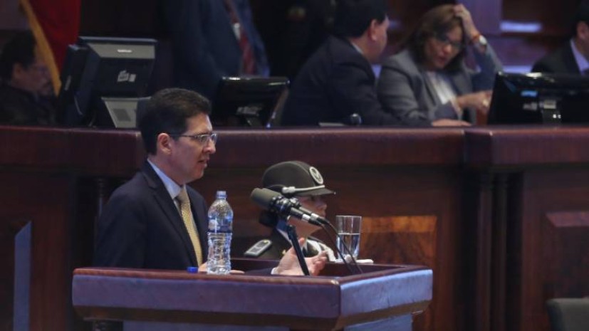 Réplica. Diego García volvió a tomar la palabra ayer, esta vez para responder las acusaciones de Mae Montaño. En lugar de eso, repitió sus argumentos. Foto: Expreso Réplica. Diego García volvió a tomar la palabra ayer, esta vez para responder las acusaciones de Mae Montaño. En lugar de eso, repitió sus argumentos. Foto: Expreso
