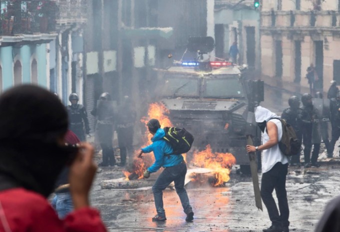 Manifestantes contra el plan de ajuste de Moreno chocan con la policía en las calles de Quito. Foto: Infobae
