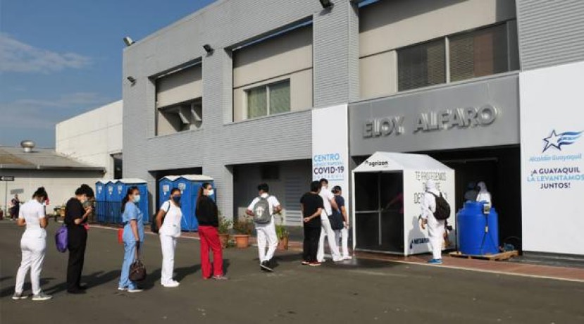 Personal de Salud hacía fila ayer para pasar por túnel de desinfección, en el Centro de Convenciones de Guayaquil. Foto: Cortesía Municipio de Guayaquil.