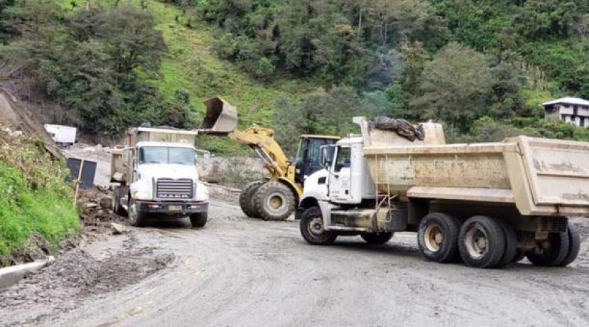 Los trabajos en el km 19 de la vía Papallacta - Baeza son permanentes. Foto: El Comercio