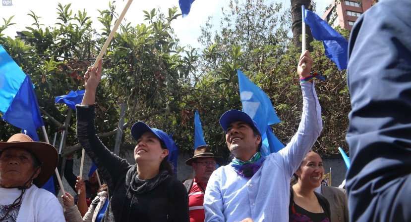 Yaku Pérez (derecha), prefecto de Azuay, presentó al CC (en Quito) la solicitud de consulta popular antiminera. (Foto: La Hora) Yaku Pérez (derecha), prefecto de Azuay, presentó al CC (en Quito) la solicitud de consulta popular antiminera. (Foto: La Hora)