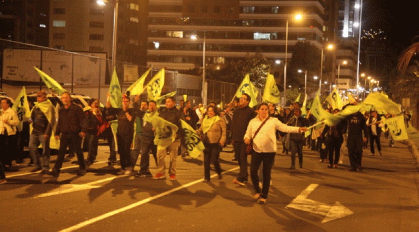 Los simpatizantes de Alianza País se reunieron frente a la sede del CNE, en Quito. Foto: EL COMERCIO  