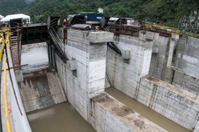 La construcción de la central hidroeléctrica Toachi Pilatón registraba un avance de más del 94% hasta febrero de este año. Foto: El Universo