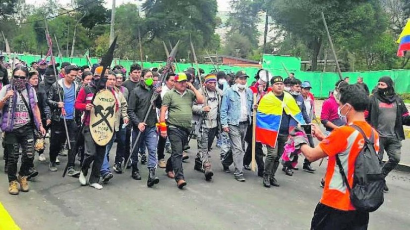 El presidente de la Conaie, Jaime Vargas (c), estuvo al frente de la marcha que se dio en las calles de Quito cuando llegaron los indígenas amazónicos. En la gráfica se le ve hablando por teléfono, custodiado por su guardia y por varios indígenas Arutam con sus lanzas. Foto: Expreso El presidente de la Conaie, Jaime Vargas (c), estuvo al frente de la marcha que se dio en las calles de Quito cuando llegaron los indígenas amazónicos. En la gráfica se le ve hablando por teléfono, custodiado por su guardia y por varios indígenas Arutam con sus lanzas. Foto: Expreso
