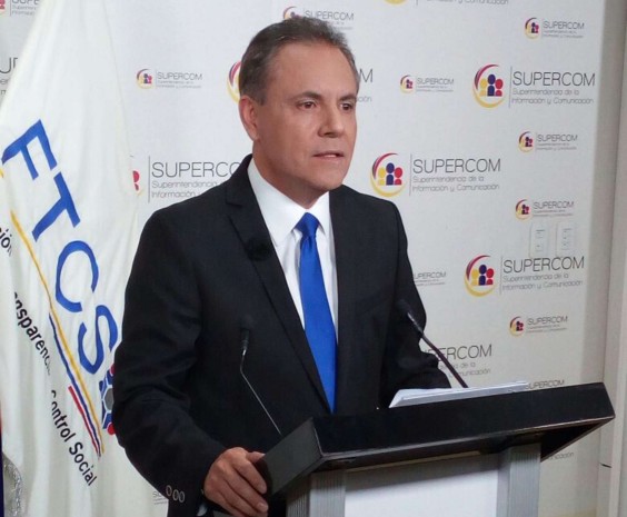 POLÉMICA. Ochoa se presentó la tarde de ayer ante la prensa acompañado de asesores y trabajadores de la entidad. Foto: La Hora POLÉMICA. Ochoa se presentó la tarde de ayer ante la prensa acompañado de asesores y trabajadores de la entidad. Foto: La Hora