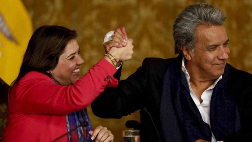 El presidente de Ecuador, Lenín Moreno, junto a la vicepresidenta, María Alejandra Vicuña, tras conocer los resultados de la consulta. Foto: El País