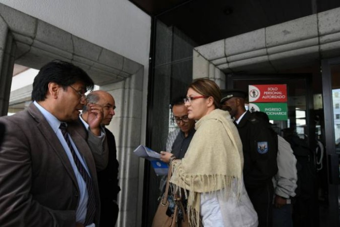 Carlos Figueroa (i) y Verónica Saráuz, esposa de Fernando Villavicencio, esperaron afuera de la Corte Nacional. Foto: El Universo.