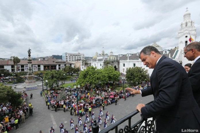 APOYO. Rafael Correa, junto al vicepresidente Jorge Glas, el lunes en el cambiod e guardia en Carondelet.