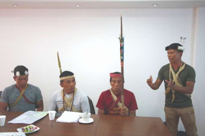 Parte de las delegaciones en los instantes previos a la reunión en la Defensoría del Pueblo. Foto: La Hora Parte de las delegaciones en los instantes previos a la reunión en la Defensoría del Pueblo. Foto: La Hora