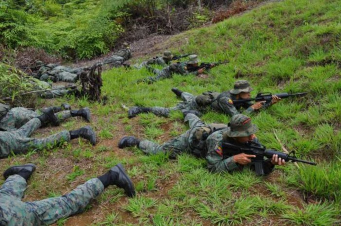 CONTROL. Las Fuerzas Armadas realizan frecuentes controles en la zona de frontera. El sábado pasado se enfrentaron a balas con un grupo armado. (Foto: Archivo La Hora) 
