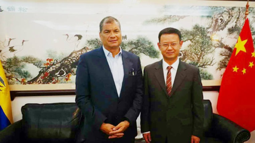 Según un comunicado oficial publicado en la página web de la Embajada de China en Ecuador, el expresidente Rafael Correa se reunió el 19 de enero con Qu Yuan, encargado de negocios de la Embajada, para hablar de “las relaciones bilaterales y asuntos de interés común”. Foto: Expreso