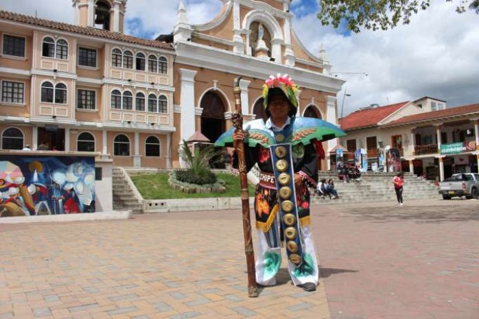 Personaje. Jimmy Tene se alista para entregar el bastón de mando. Foto: La Hora