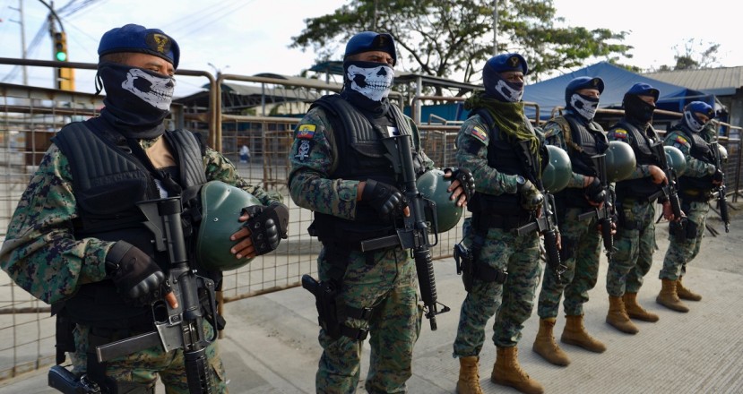 Las FFAA realizan una operación en la prisión de Guayaquil donde murieron 116 reos / Foto: EFE Las FFAA realizan una operación en la prisión de Guayaquil donde murieron 116 reos / Foto: EFE