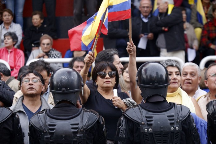 Plantón en la Tribuna de la Shyris convocado por Andrés Páez, Fernando Villavicencio y César Montúfar en contra de la corrupción. Foto: La República