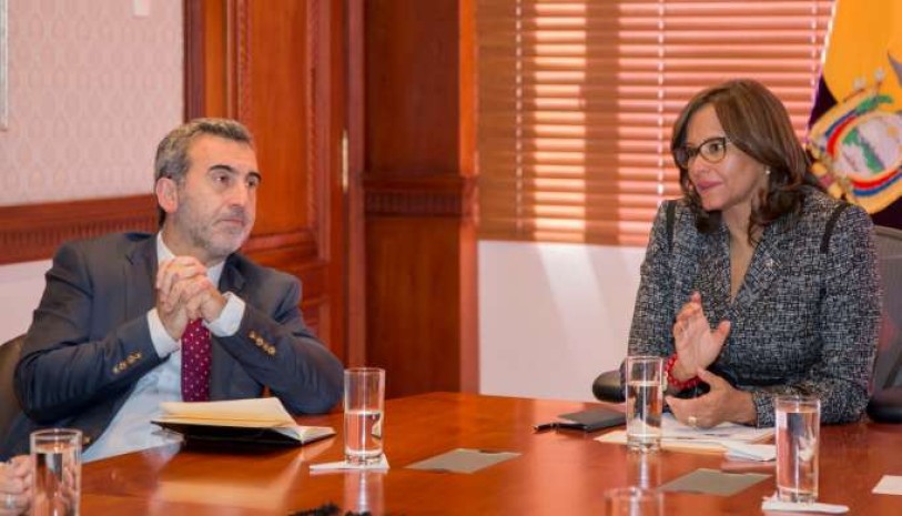VISITA. Edison Lanza junto a la presidenta de la Asamblea, Elizabeth Cabezas. Foto: La Hora VISITA. Edison Lanza junto a la presidenta de la Asamblea, Elizabeth Cabezas. Foto: La Hora