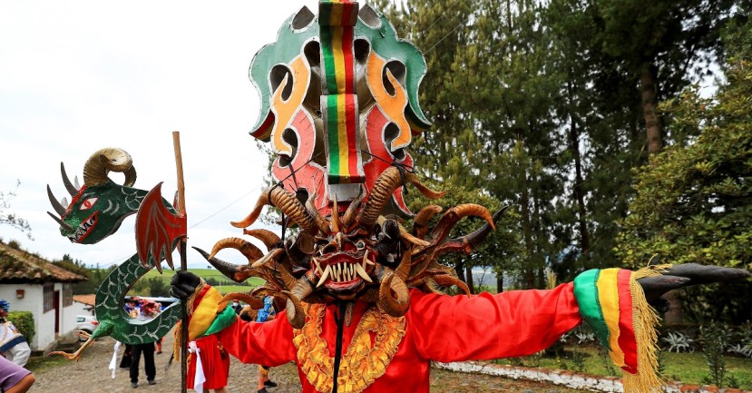 Los diablos de Píllaro bailan en vivo, en un desafío virtual a la pandemia / Foto: EFE Los diablos de Píllaro bailan en vivo, en un desafío virtual a la pandemia / Foto: EFE