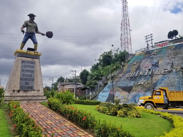 El monumento al palmicultor está a 100 km al suroeste de Esmeraldas, en Quinindé. Foto: Katherine Mendoza. Foto: El Universo El monumento al palmicultor está a 100 km al suroeste de Esmeraldas, en Quinindé. Foto: Katherine Mendoza. Foto: El Universo