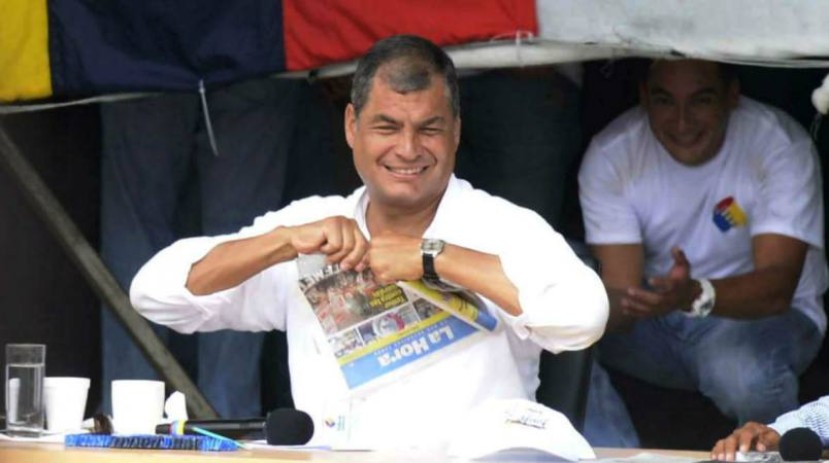 En su último enlace ciudadano -también llamados sabatinas- del 20 de mayo de 2017, el expresidente de la República Rafael Correa rompió un ejemplar de diario La Hora. Ocurrió en el parque Samanes, en el norte de Guayaquil. Foto: El Universo