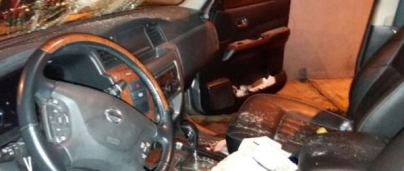 Foto del interior del auto de Andrés Páez, difundida en su cuenta de Twitter, la madrugada del 8 de abril de 2017. Foto: La República
