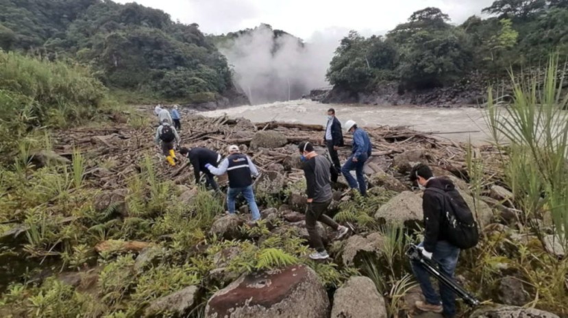 Autoridades de Sucumbíos y del Ministerio de Energía realizaron recorridos para constatar la situación respecto a la ruptura de tuberías del SOTE y OCP, en el sector de San Rafael, el 9 de abril de 2020. - Foto: @Gobersucumbios Autoridades de Sucumbíos y del Ministerio de Energía realizaron recorridos para constatar la situación respecto a la ruptura de tuberías del SOTE y OCP, en el sector de San Rafael, el 9 de abril de 2020. - Foto: @Gobersucumbios