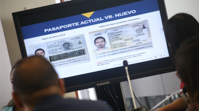 El Registro Civil presentó el nuevo modelo del pasaporte biométrico en marzo, en la Comisión de Relaciones Internacionales de la Asamblea. Foto: Primicias 
