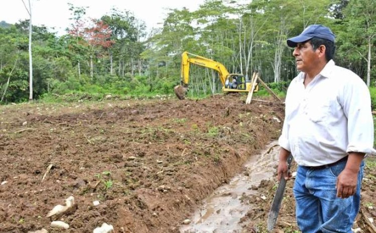 PRODUCCIÓN. Maquinaria del Gobierno Provincial adecúa los terrenos. (Foto: La Hora)