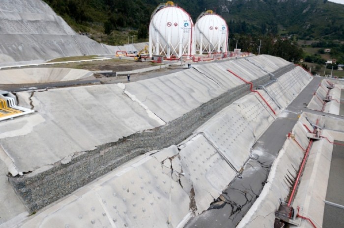 Así está la situación de los taludes en la planta del Poliducto Pascuales-Cuenca. El gobierno confirmó, con ayuda del PNUD y tres empresas internacionales, el desastre petrolero dejado por Rafael Correa. Foto: Plan V Así está la situación de los taludes en la planta del Poliducto Pascuales-Cuenca. El gobierno confirmó, con ayuda del PNUD y tres empresas internacionales, el desastre petrolero dejado por Rafael Correa. Foto: Plan V