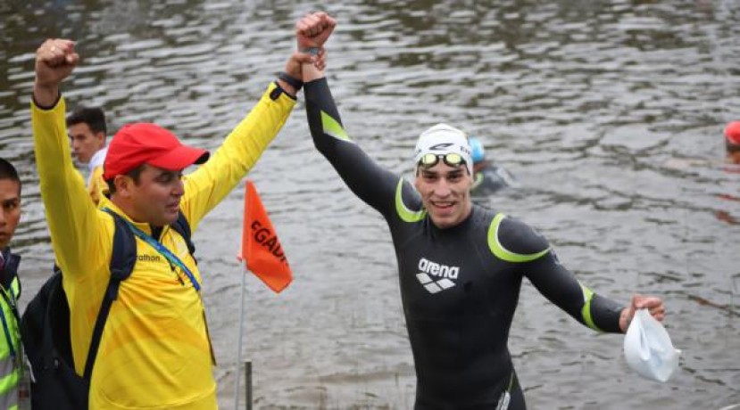 El nadador ecuatoriano Esteban Enderica celebra tras conseguir la medalla de oro en los Panamericanos de Lima 2019. Foto: El Comercio