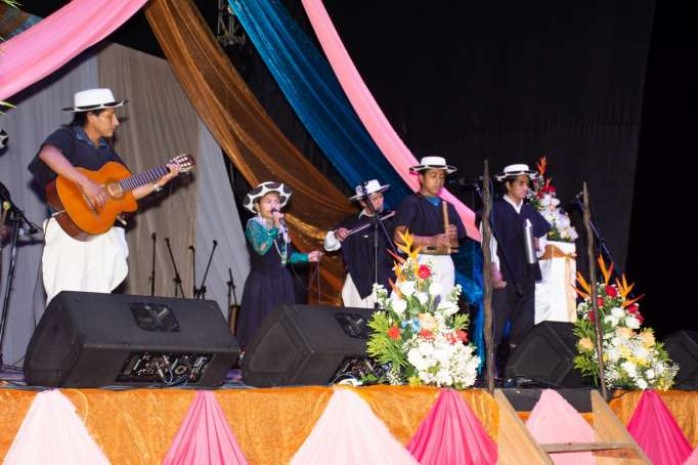 MÚSICA. Los participantes cantaron acompañados de las melodías provenientes de instrumentos musicales. Foto: La Hora