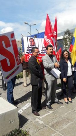 Geovanni Atarihuana (c), de Unidad Popular, llegó ayer a la Fiscalía para pedir que se investigue al expresidente. Foto: El Universo
