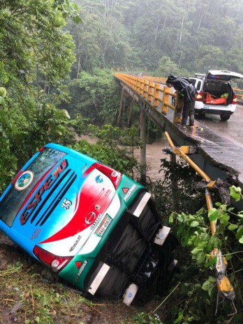 El automotor llevaba 30 conscriptos, la mayoría quedó con golpes leves. Foto: Ecuavisa 