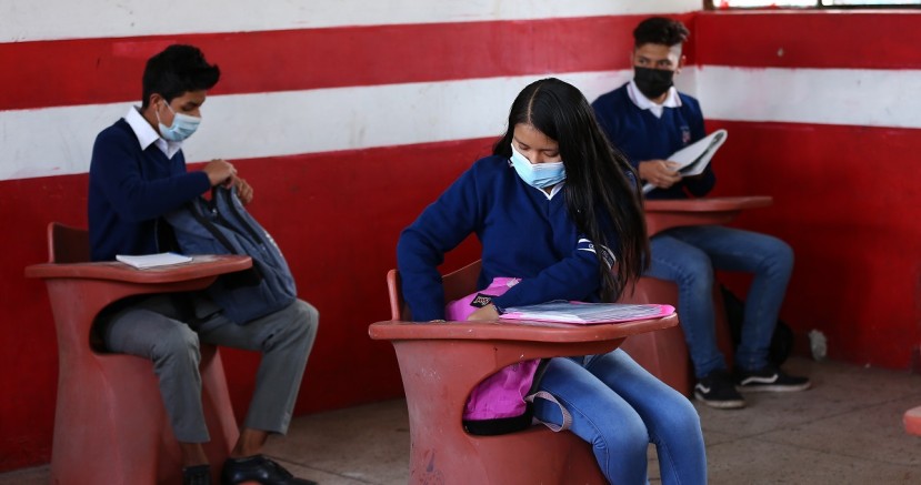 Cerca de dos millones de estudiantes del régimen Sierra-Amazonía inician clases / Foto: EFE Cerca de dos millones de estudiantes del régimen Sierra-Amazonía inician clases / Foto: EFE