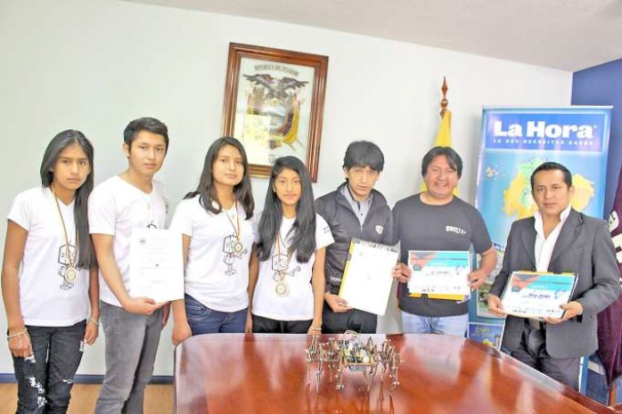 Presencia. Los estudiantes y docentes muestran orgullosos los premios conseguidos. Foto: La Hora