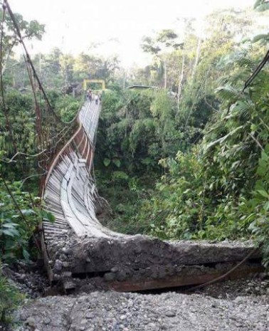 El desprendimiento del puente sobre el río Panki dejó dos personas fallecidas. Foto: El Universo 