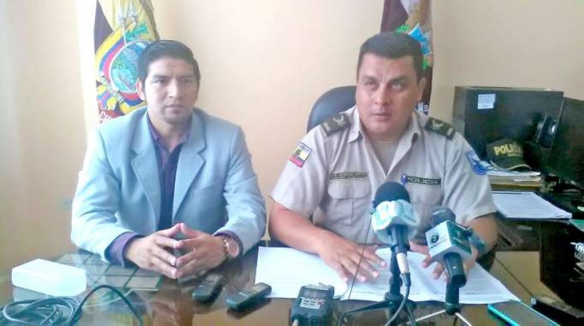 Leonardo Sigcho, intendente de Policía, y Javier Solórzano, jefe subrogante de Policía. Foto: La Hora
