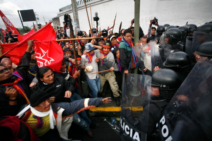 Indígenas chocan con la policía al tratar de llegar a la Asamblea Nacional de Ecuador, en Quito, en 2012. Foto: New York Times
