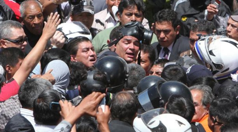 Rafael Correa, en el centro, en el Regimiento Quito N°, el 30 de septiembre del 2010. Foto: Archivo / EL COMERCIO