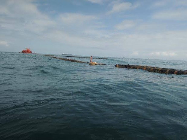 ESMERALDAS.- Se estima que entre 250 y 300 barriles de fuel oil se vertieron al mar esta madrugada. Se desconocen las causas por la cual la tubería estalló. Manuel Toro