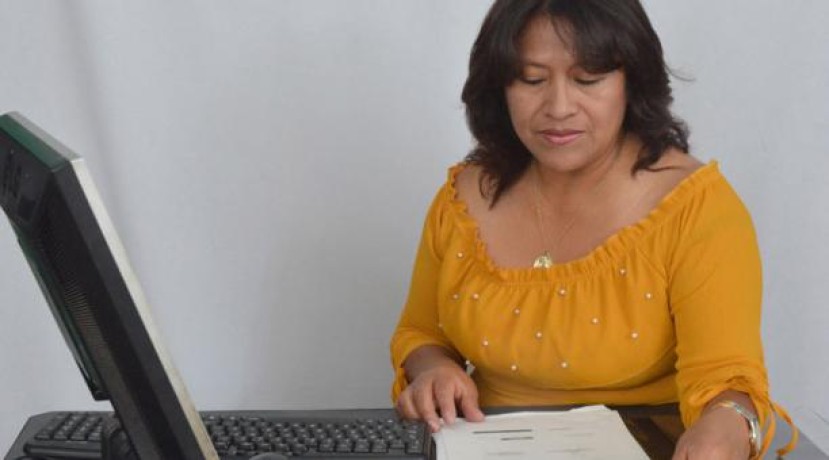 Hilda Pilco, sentenciada en el caso 30-S, revisa su expediente. Asegura que hubo irregularidades con los jueces provinciales. Foto: Cortesía