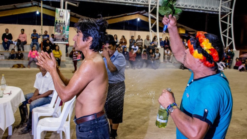 Ángel Samaniego, realizó un ritual para ahuyentar a los malos espíritus. Foto: Expreso
