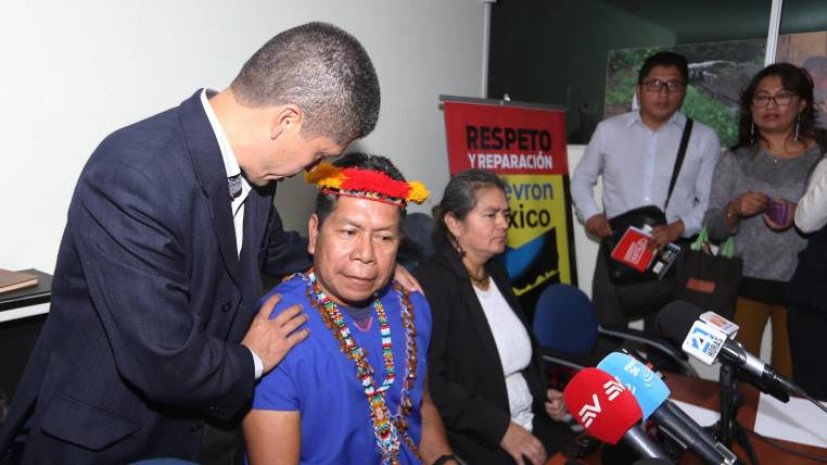 Reclamo. Pablo Fajardo y Humberto Piaguaje dicen que Chevron quiere presionar al país con este fallo. Foto: Expreso