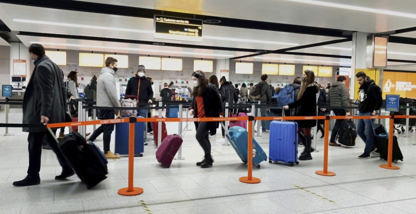 España extiende exigencia de PCR para ingresar de 13 países de Latinoamérica / Foto AP