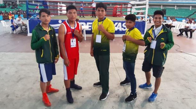 Desde la izq. están los luchadores Fredy Mashiant, Nicolás Naichap, Nixón Chamico, Arturo Naichapi y Jonathan Herrera, antes de competir. Foto: El Comercio