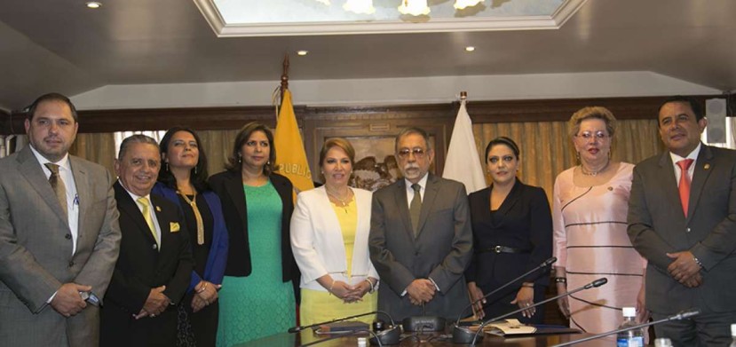 En 2015, Pamela M. llegó a la Corte Constitucional. En esta foto está junto a los magistrados de ese entonces, incluido Patricio Pazmiño (esquina der.)  (Foto: El Telégrafo)