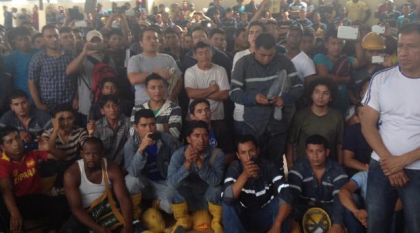Los trabajadores se reunieron con representantes de le empresa en el coliseo del campamento de Sinohydro. Foto: Eduardo Terán/ EL COMERCIO