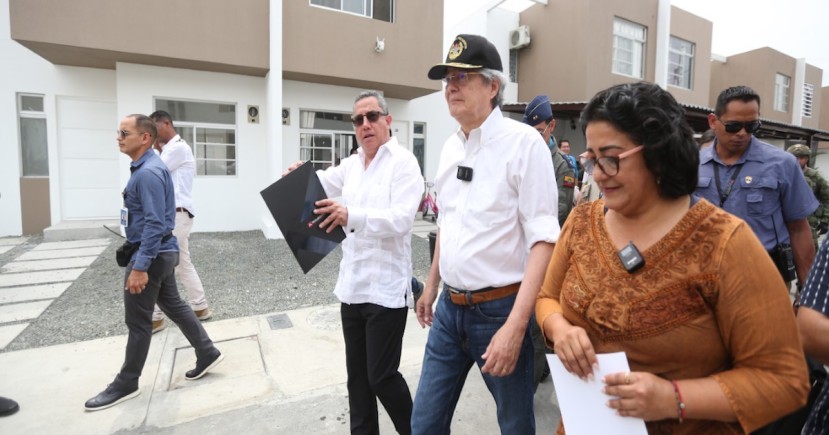 “En 18 meses de gobierno, 15.000 familias ecuatorianas tienen su casa propia, y vamos por más” / Foto: Secretaría General de Comunicación de la Presidencia “En 18 meses de gobierno, 15.000 familias ecuatorianas tienen su casa propia, y vamos por más” / Foto: Secretaría General de Comunicación de la Presidencia