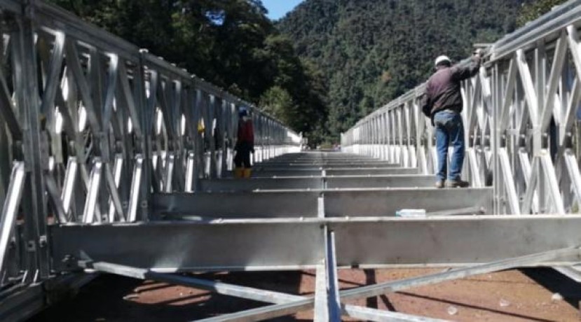 Imagen del puente que colocan cerca de Papallacta, sobre el río Guango. Foto: El Comercio